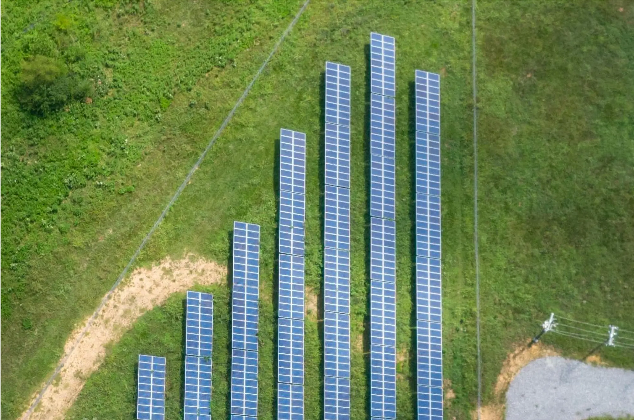 Solární panely na louce