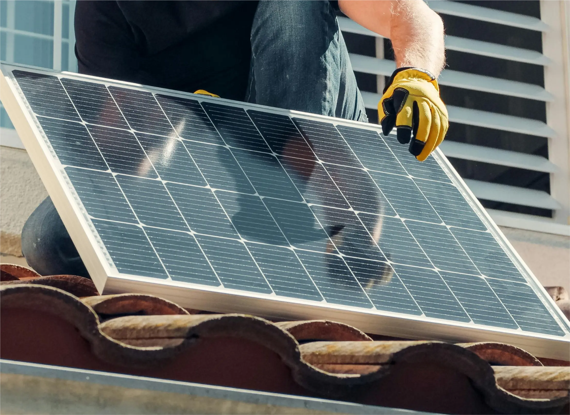 Muž instalující solární panely